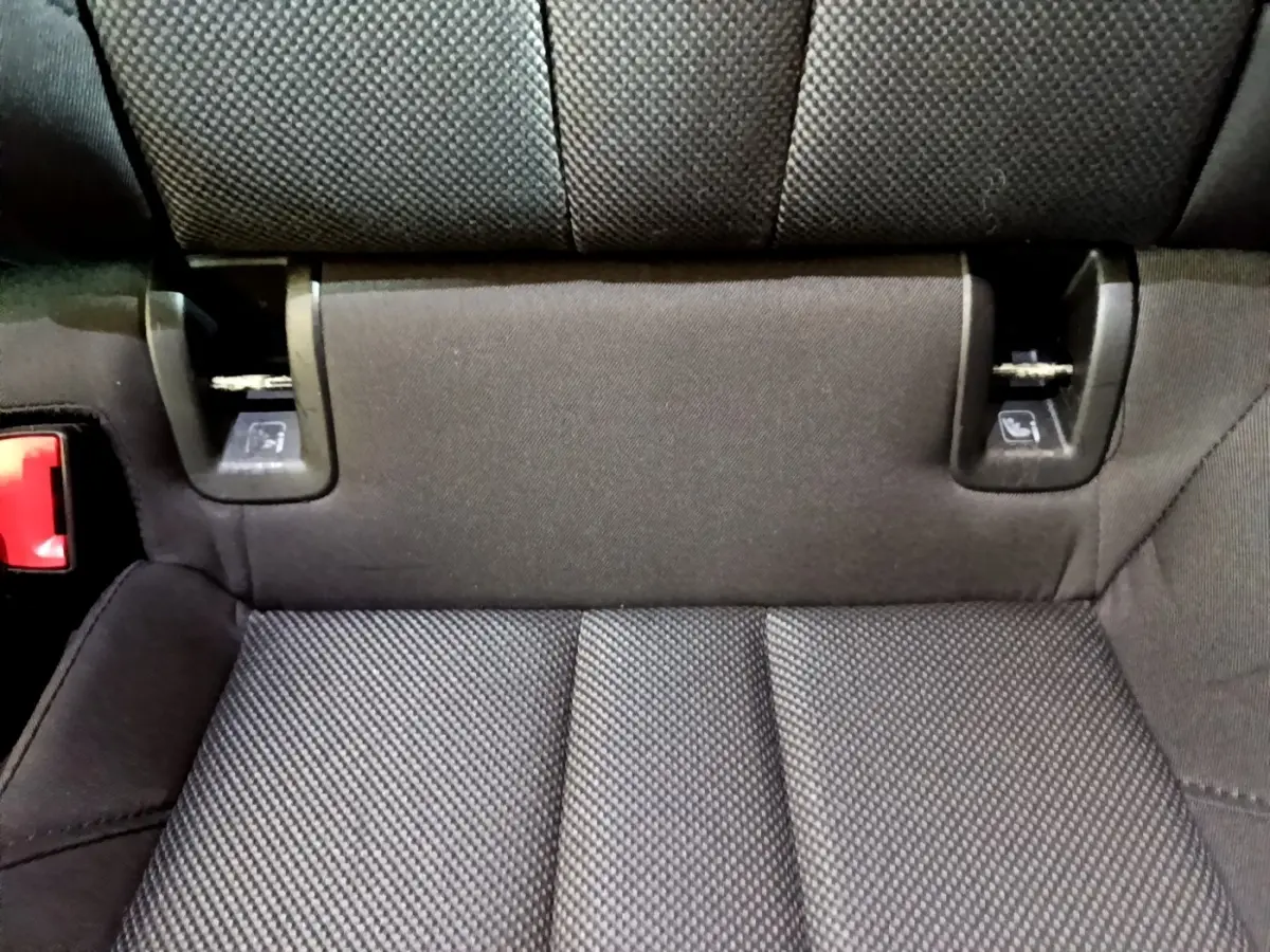 Gros plan sur la banquette arrière noire de l'Audi A5 35 TFSI 2021, montrant les fixations Isofix et la texture du tissu.