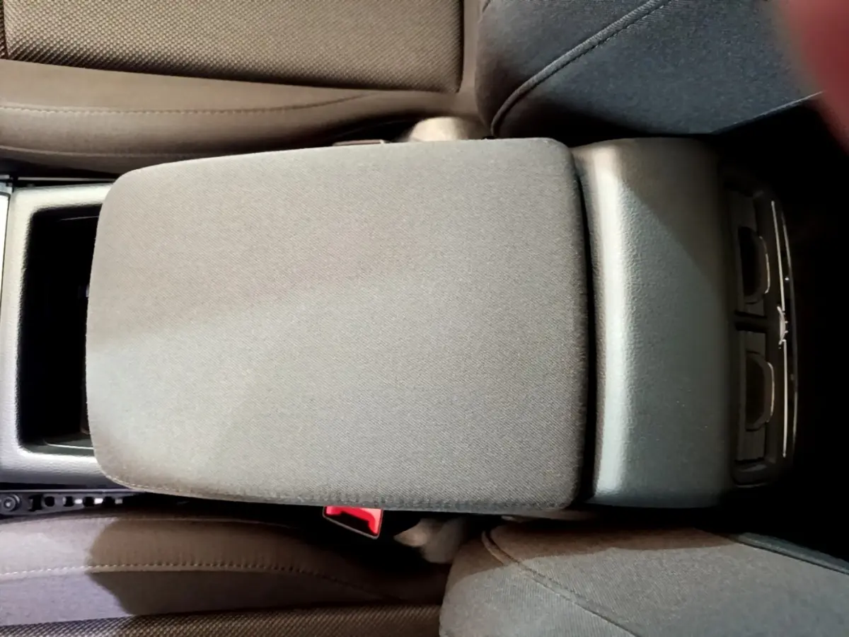 Accoudoir central noir vu de dessus dans l'habitacle de l'Audi A5 35 TFSI 2021, entre les sièges avant.