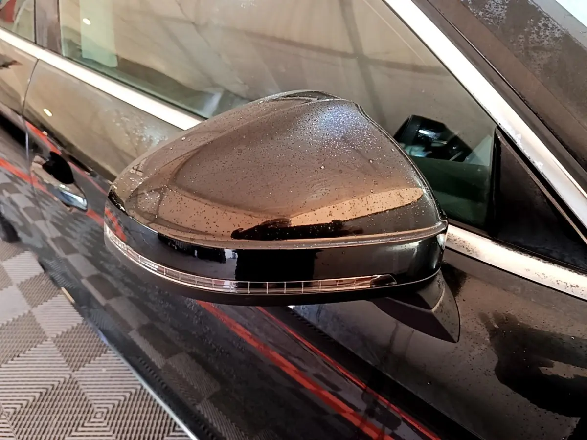 Rétroviseur côté gauche noir brillant avec clignotant intégré sur Audi A5 35 TFSI 2021 vue rapprochée