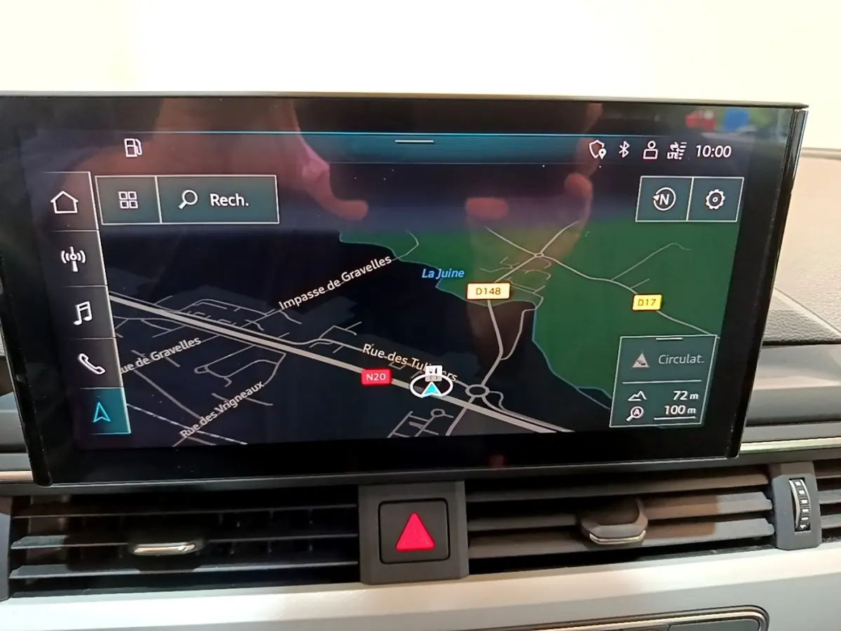 Écran central tactile de navigation affichant une carte routière dans l'habitacle d'une Audi A5 noire 2021.
