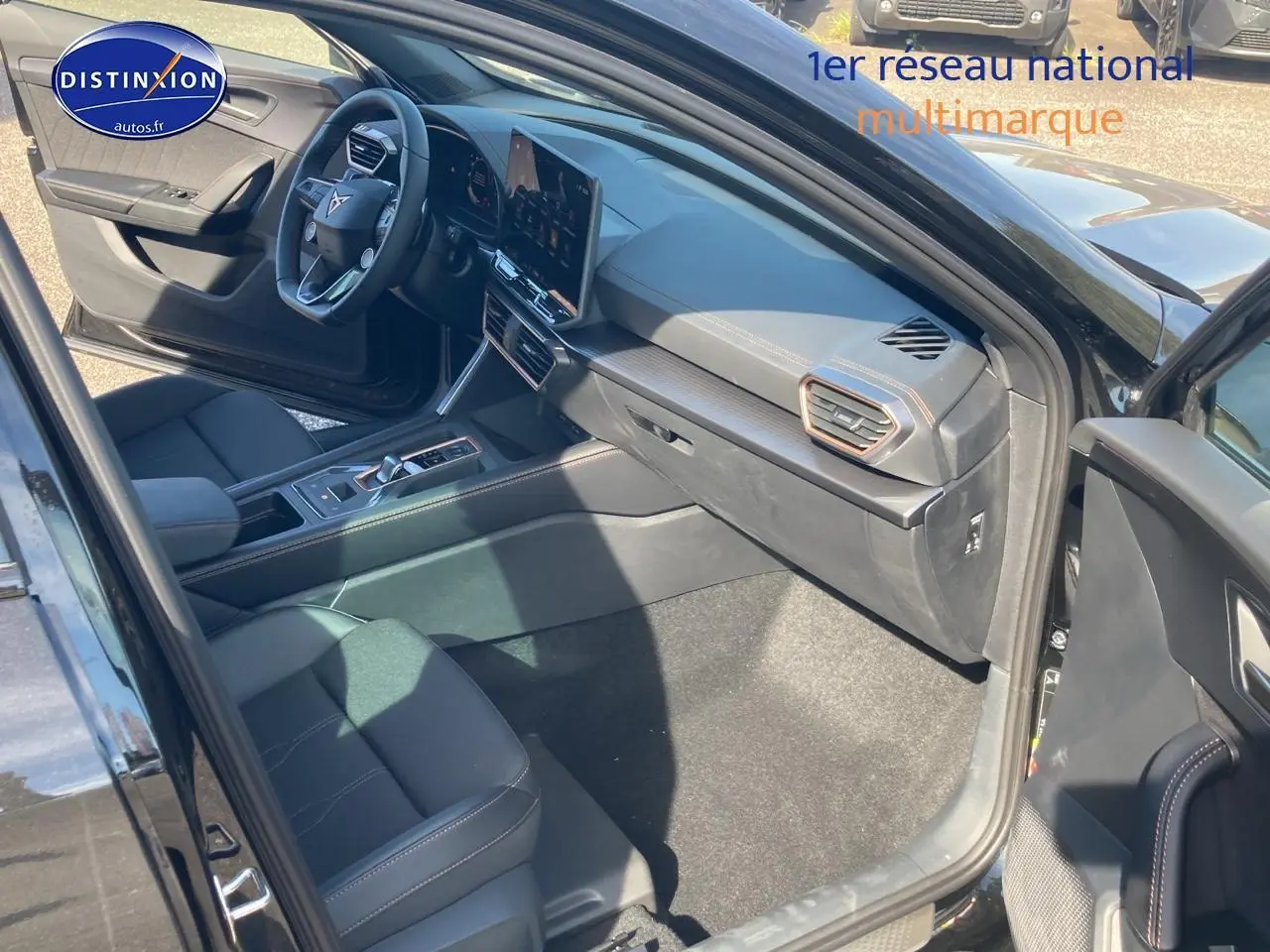 Intérieur avant droit de la CUPRA Formentor noir midnight 2025, avec tableau de bord moderne et écran tactile central.