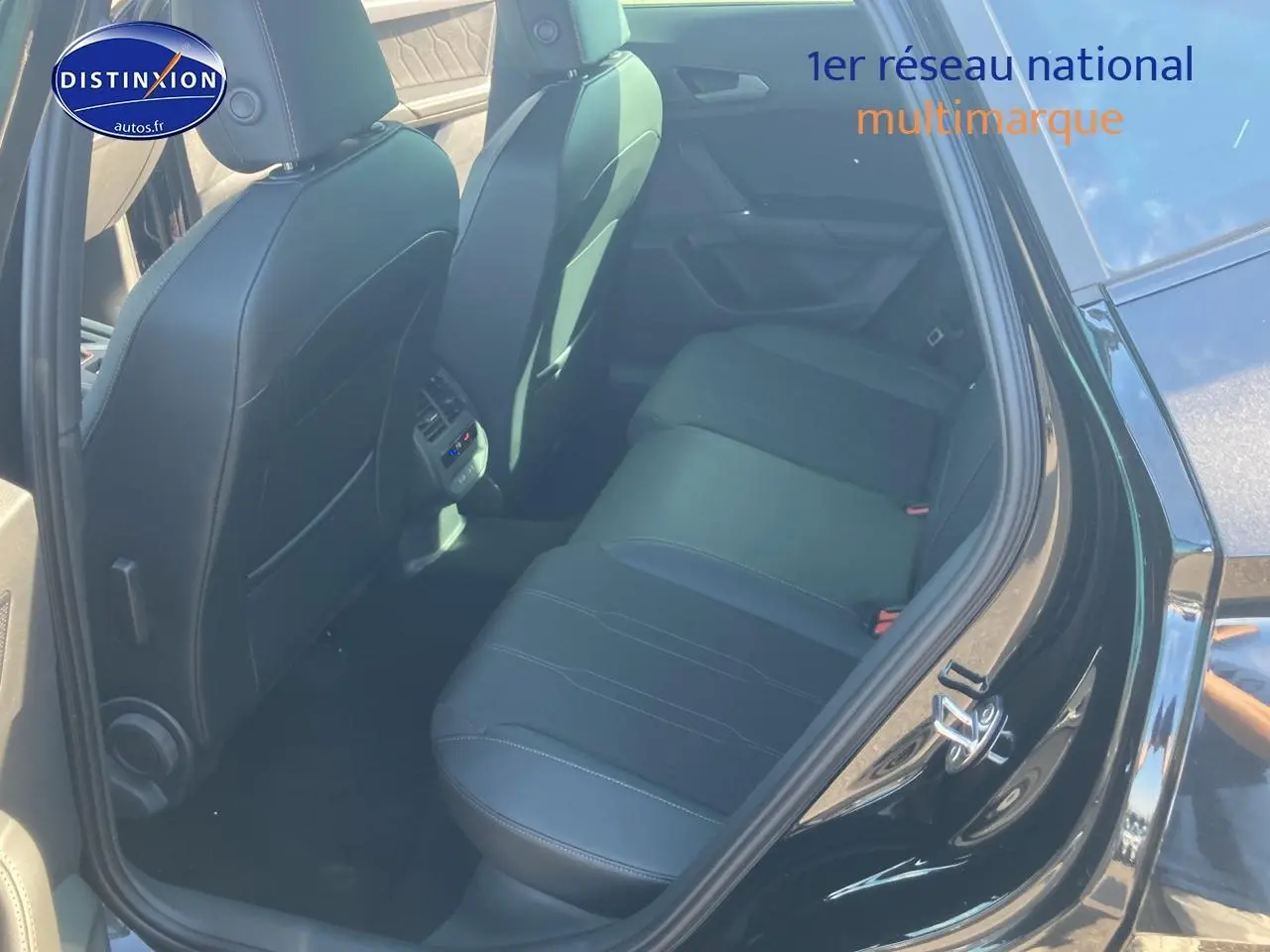 Vue côté droit arrière sur l'intérieur noir midnight de la banquette arrière du CUPRA Formentor 1.5 etsi hybrid 2025.