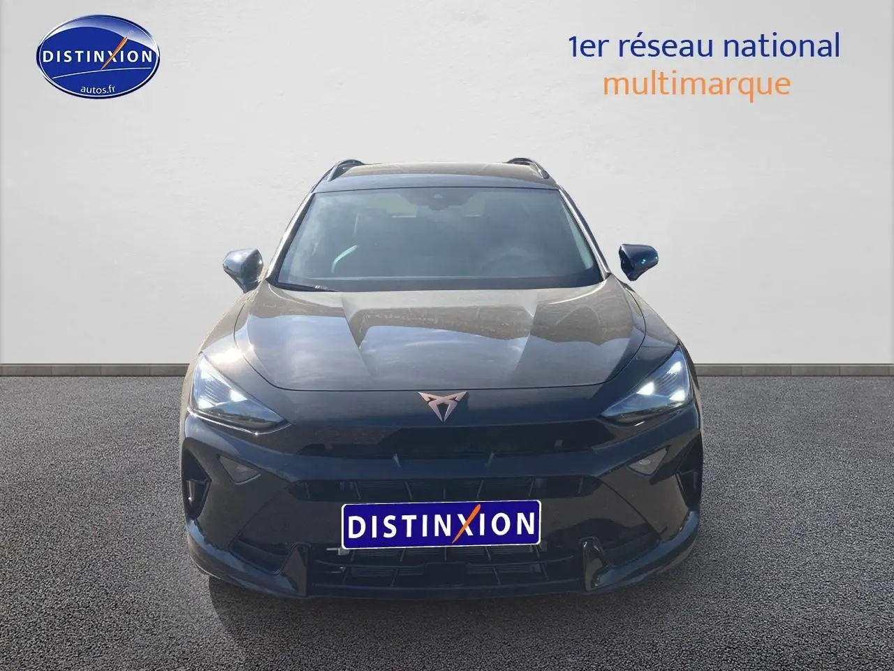 Vue frontale d'un CUPRA Formentor 1.5 etsi hybrid noir midnight avec logo cuivre et phares LED allumés.