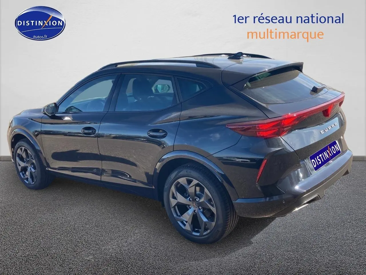 Vue 3/4 arrière droite d'un CUPRA Formentor noir midnight avec jantes alu 18 pouces et feux arrière LED.