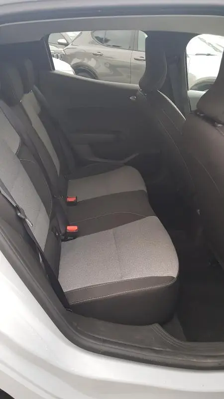 Vue intérieure côté gauche des sièges arrière gris clair et foncé de la Renault Clio V Blue dCi 2025.
