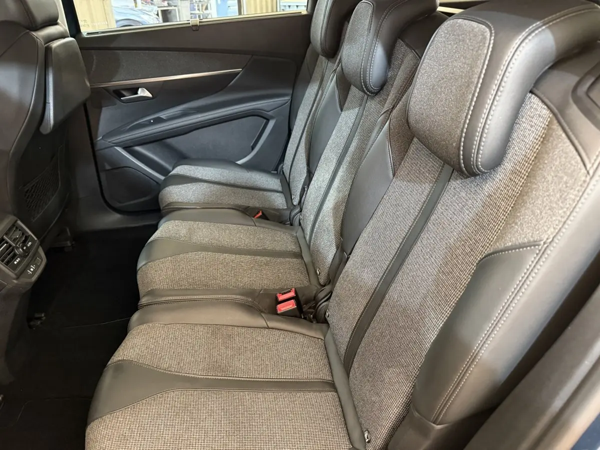 Vue latérale des sièges arrière gris tissu et cuir du Peugeot 5008 Puretech 130 S&S Allure, intérieur spacieux et moderne.