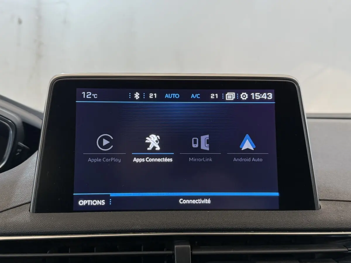 Écran tactile central du Peugeot 5008 2019 affichant les options Apple CarPlay, Android Auto et connectivité apps.