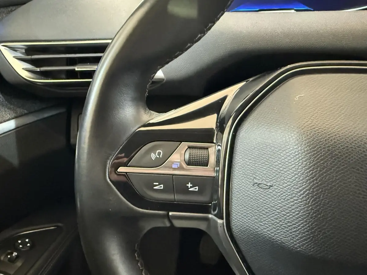 Gros plan sur le volant cuir multifonctions noir du Peugeot 5008 Puretech 130 S&S Allure 2019.