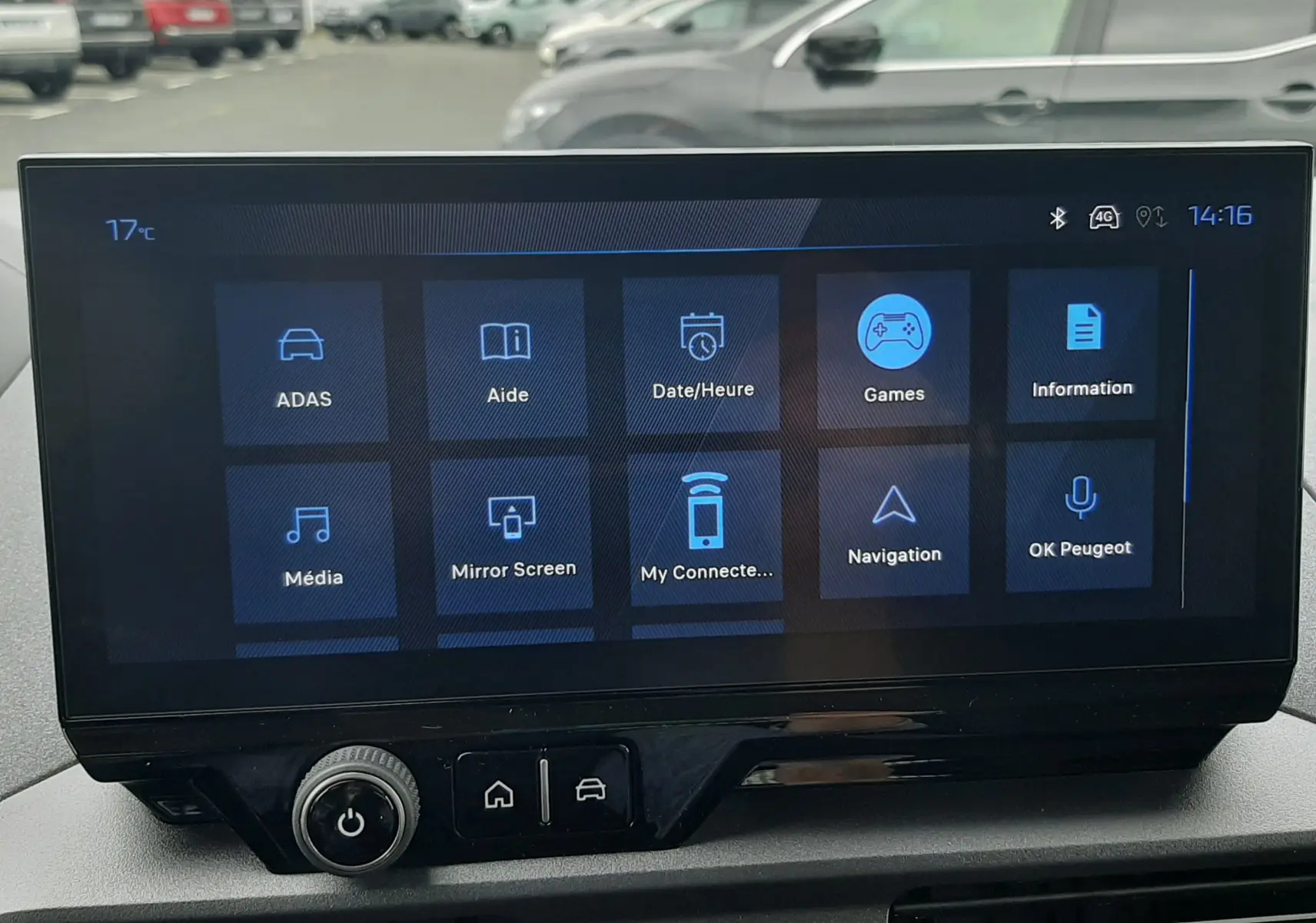 Écran tactile central du Peugeot Rifter bleu Kiama, vue intérieure frontale avec menu multimédia et navigation affichés.