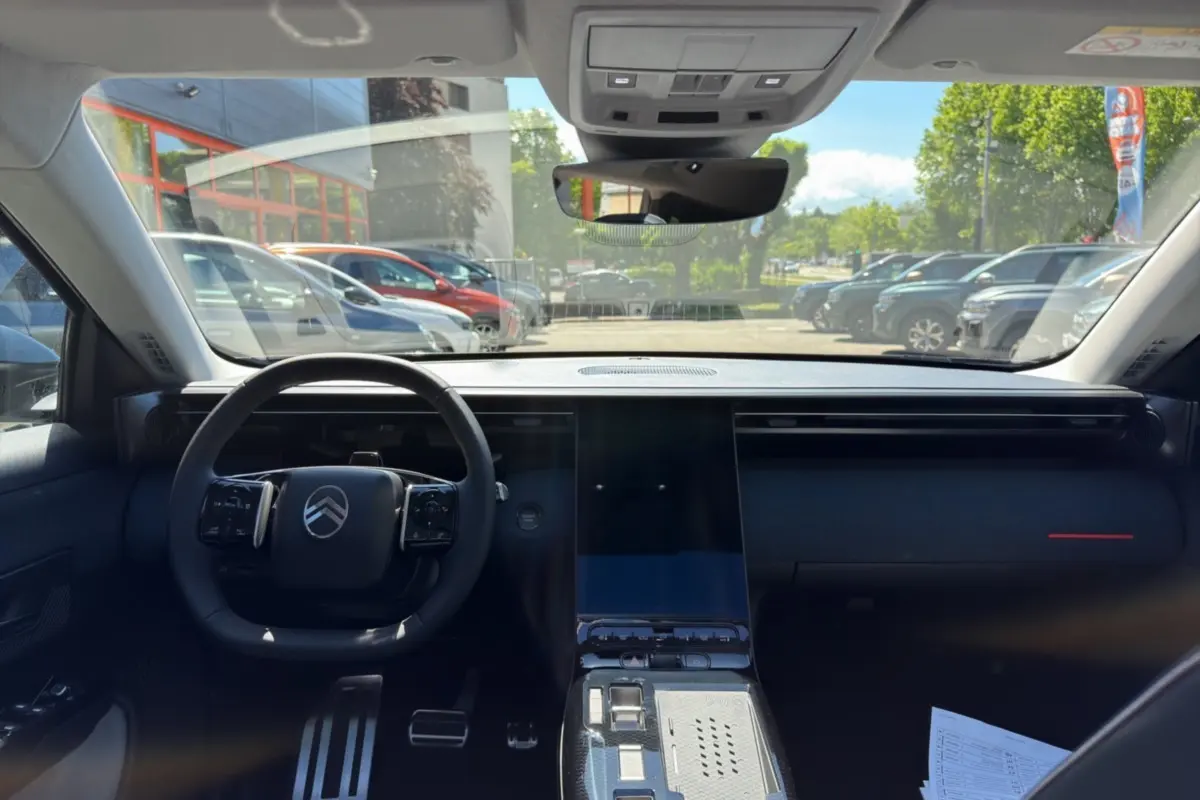 Vue intérieure frontale du Citroën C5 Aircross New Hybrid 2026, tableau de bord noir avec grand écran tactile central.