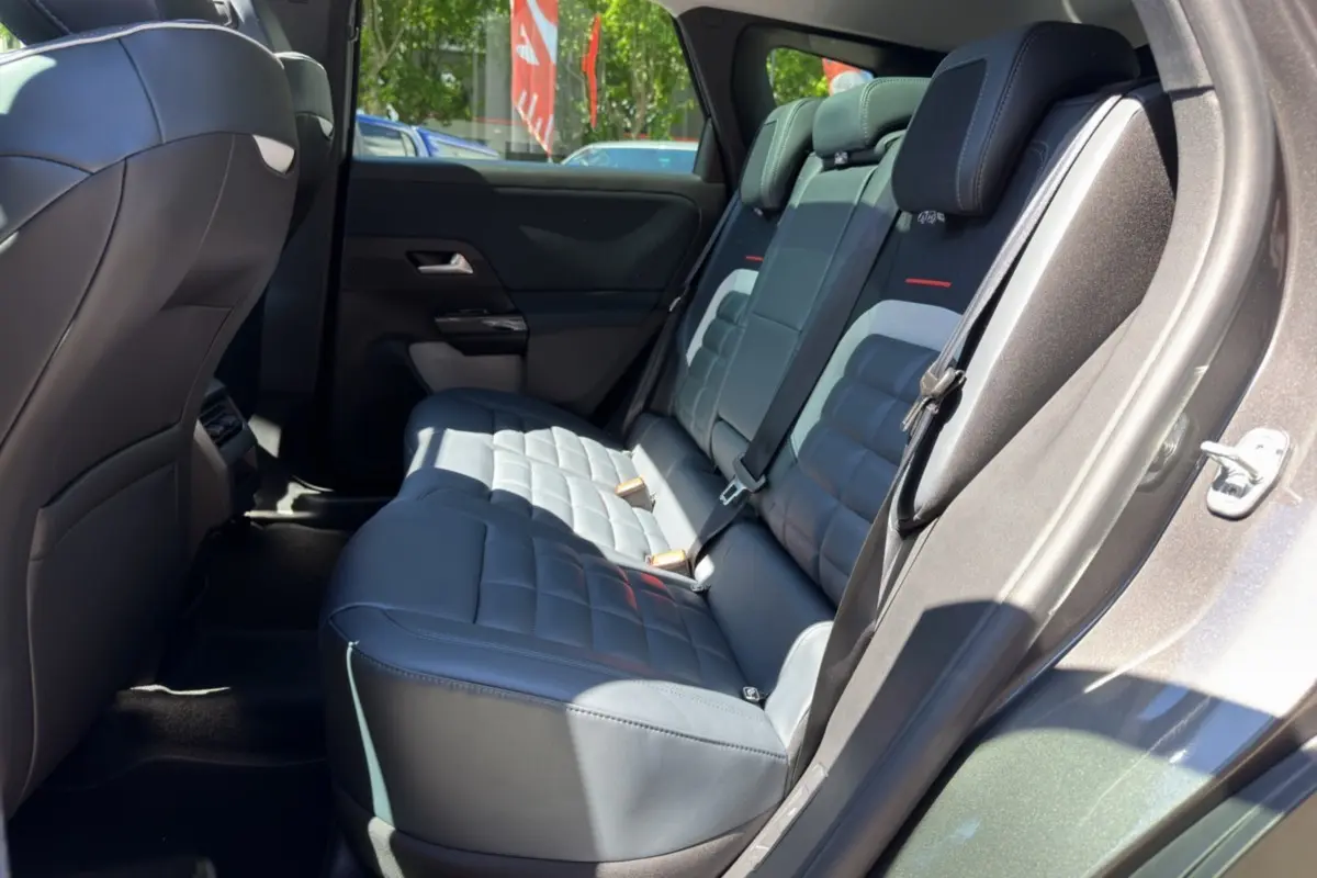 Vue latérale intérieure arrière droite du Citroën C5 Aircross 2026 gris platinium, sièges cuir Advanced Comfort.