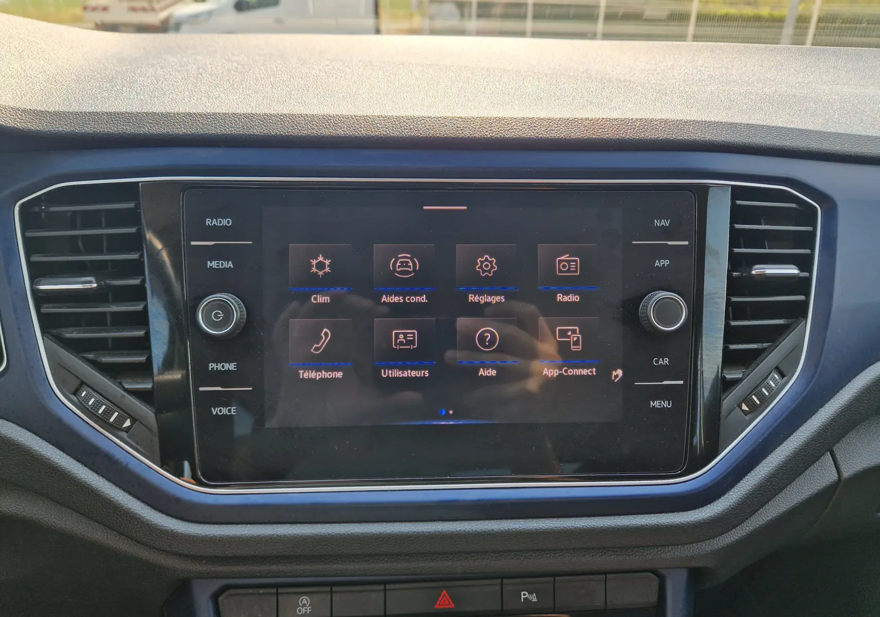 Tableau de bord du Volkswagen T-Roc 2021 avec écran tactile central affichant les options radio, téléphone et réglages.