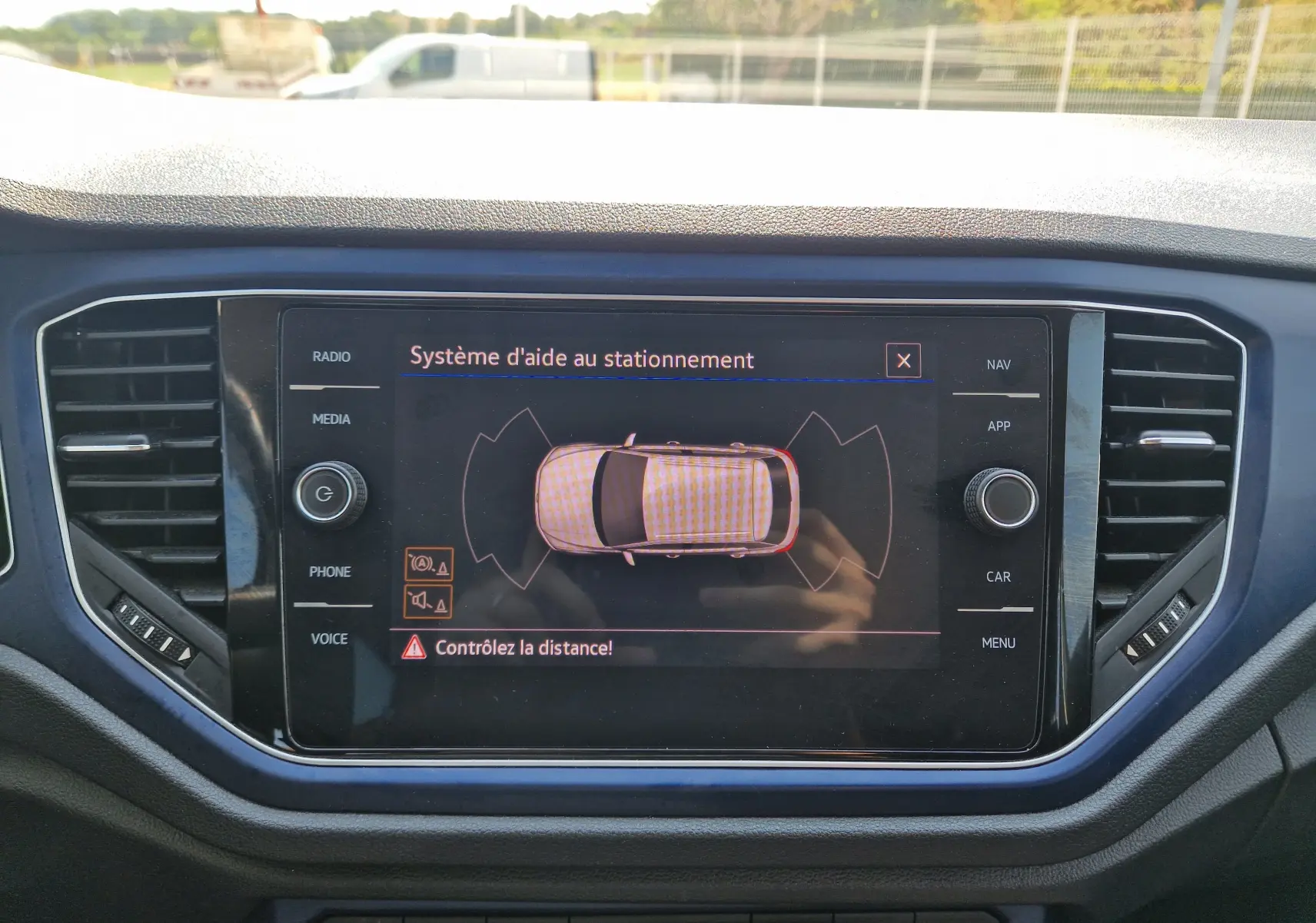 Écran central du Volkswagen T-Roc 1.0 TSI 115 United affichant le système d'aide au stationnement.
