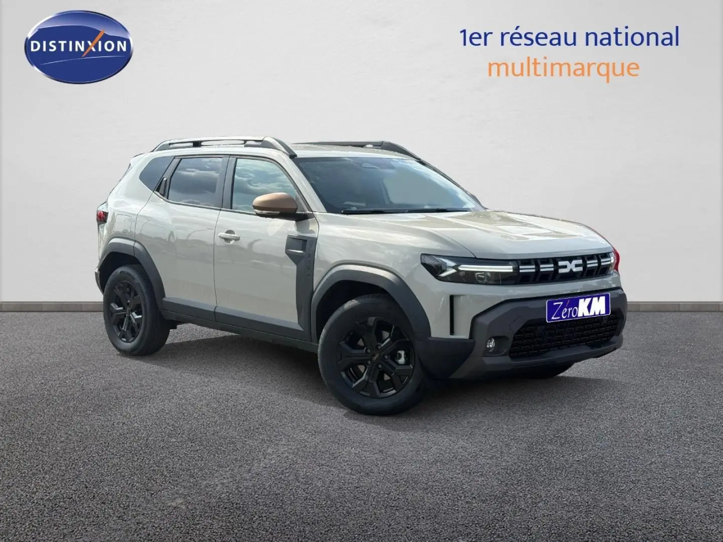 SUV Dacia Duster blanc Glacier en 3/4 avant droit avec barres de toit et jantes noires.