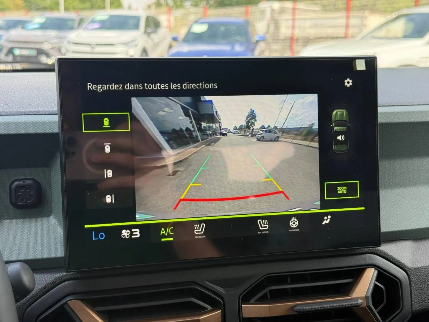 Écran tactile intérieur du Dacia Duster 2026 montrant la caméra de recul avec guidage coloré.