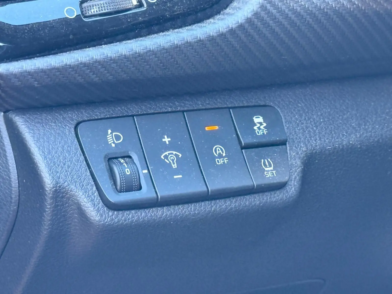 Gros plan sur les boutons de commande du tableau de bord noir d'une KIA RIO 1.0 T-GDI GT-LINE 2022.