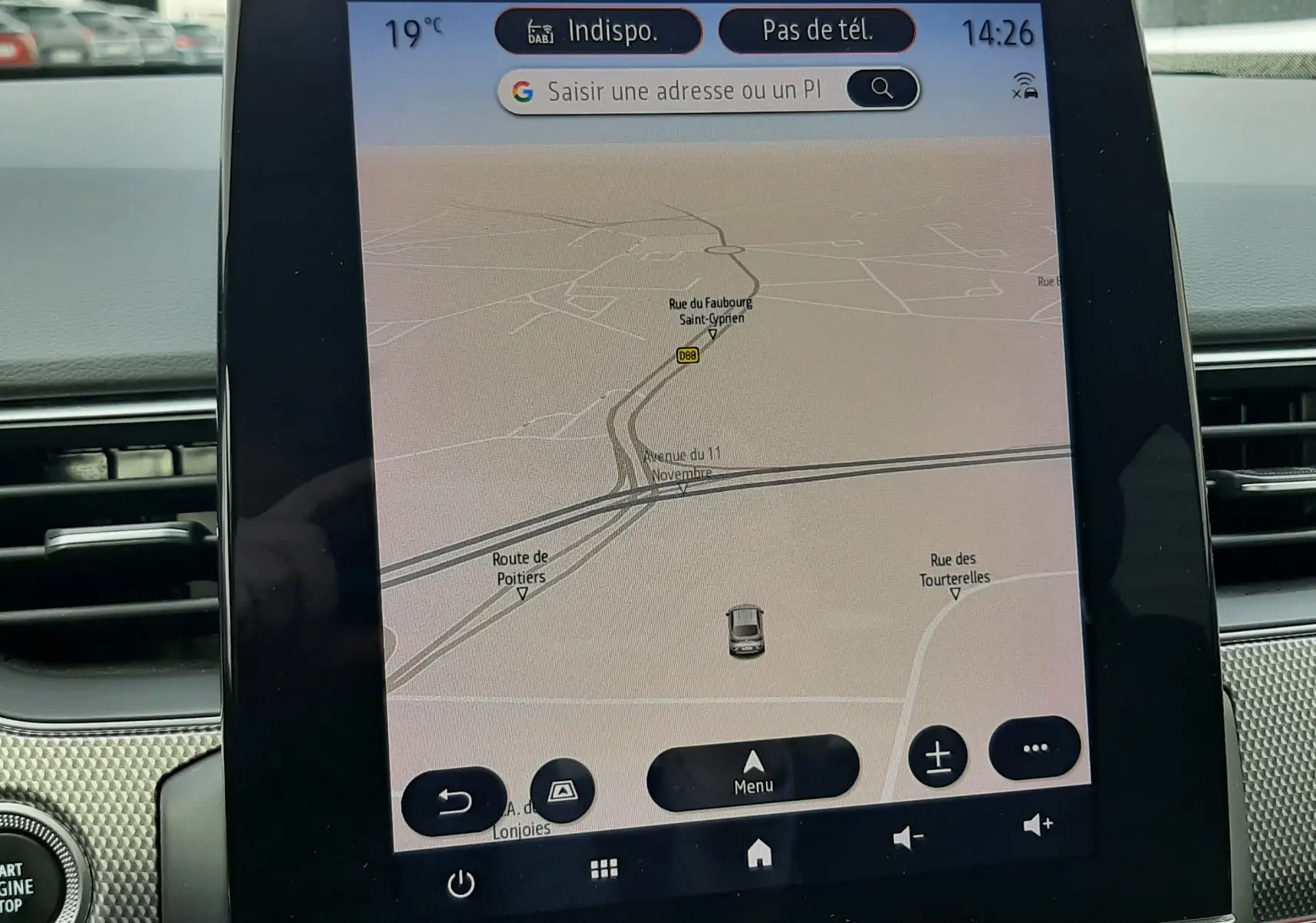 Écran tactile central du Renault Arkana 1.6 E-TECH 145 Intens affichant la navigation GPS en intérieur.