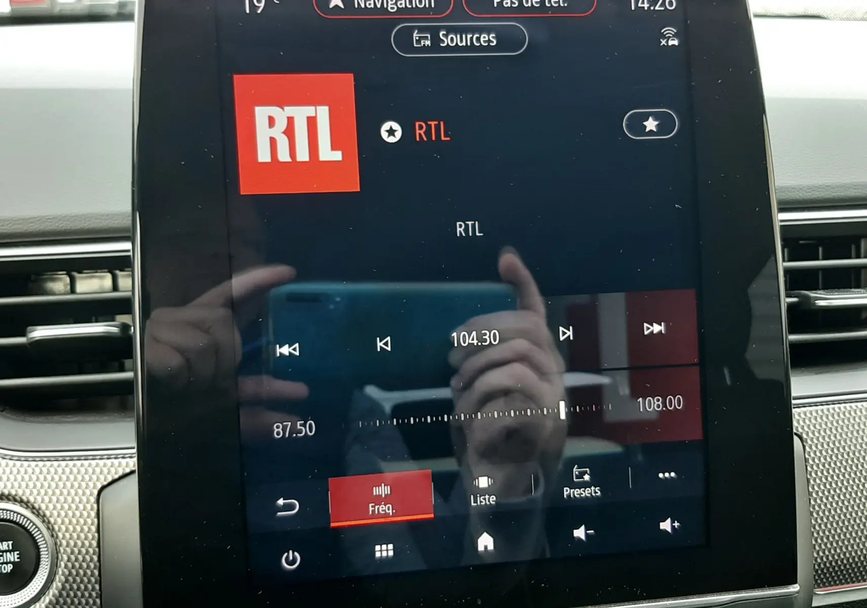 Écran tactile central du tableau de bord du Renault Arkana 1.6 E-TECH 145 Intens affichant la radio RTL.