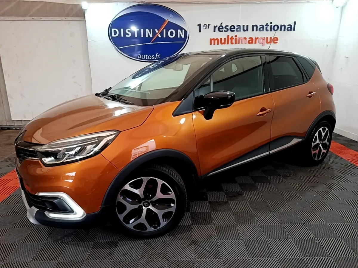 Renault Captur Intens orange vu en 3/4 avant droit, avec toit noir et jantes alliage distinctives.