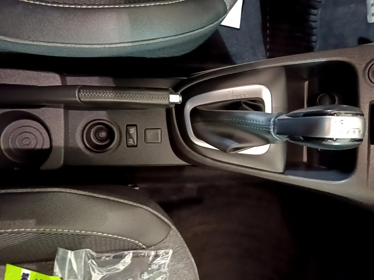 Vue plongeante sur la console centrale noire du Renault Captur Intens 2019, avec levier de vitesse automatique et frein à main.