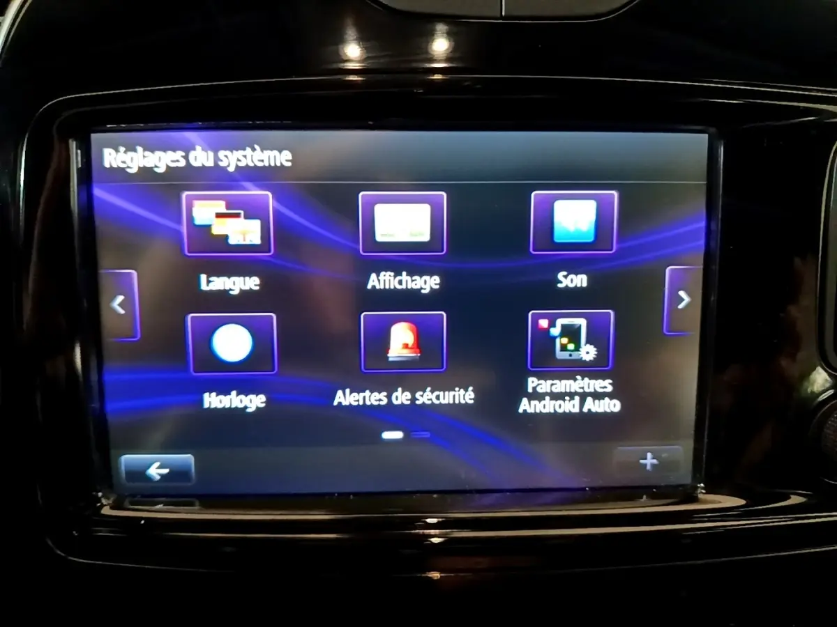 Écran tactile central affichant les réglages du système dans l'habitacle du Renault Captur orange Intens 2019.