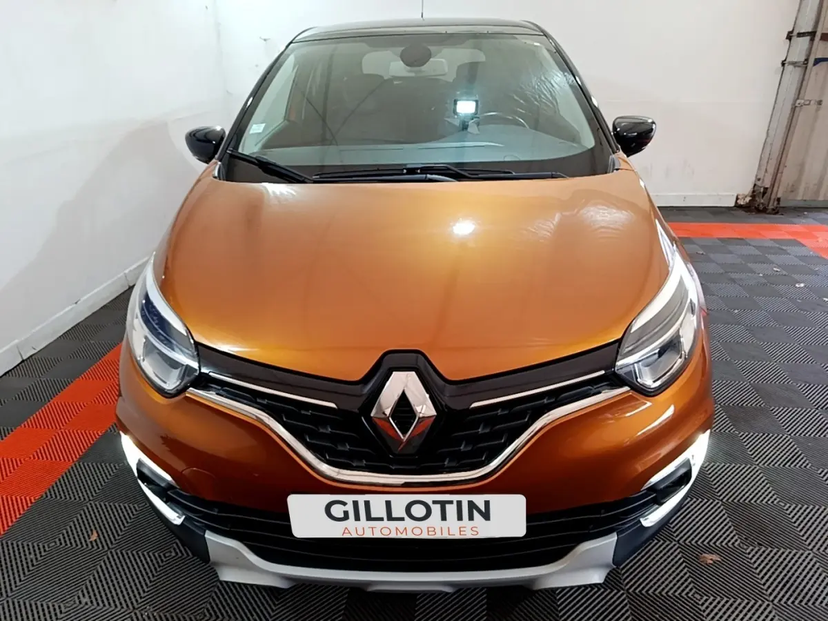 Vue frontale d'un Renault Captur Intens orange 2019 avec feux LED et calandre noire brillante.