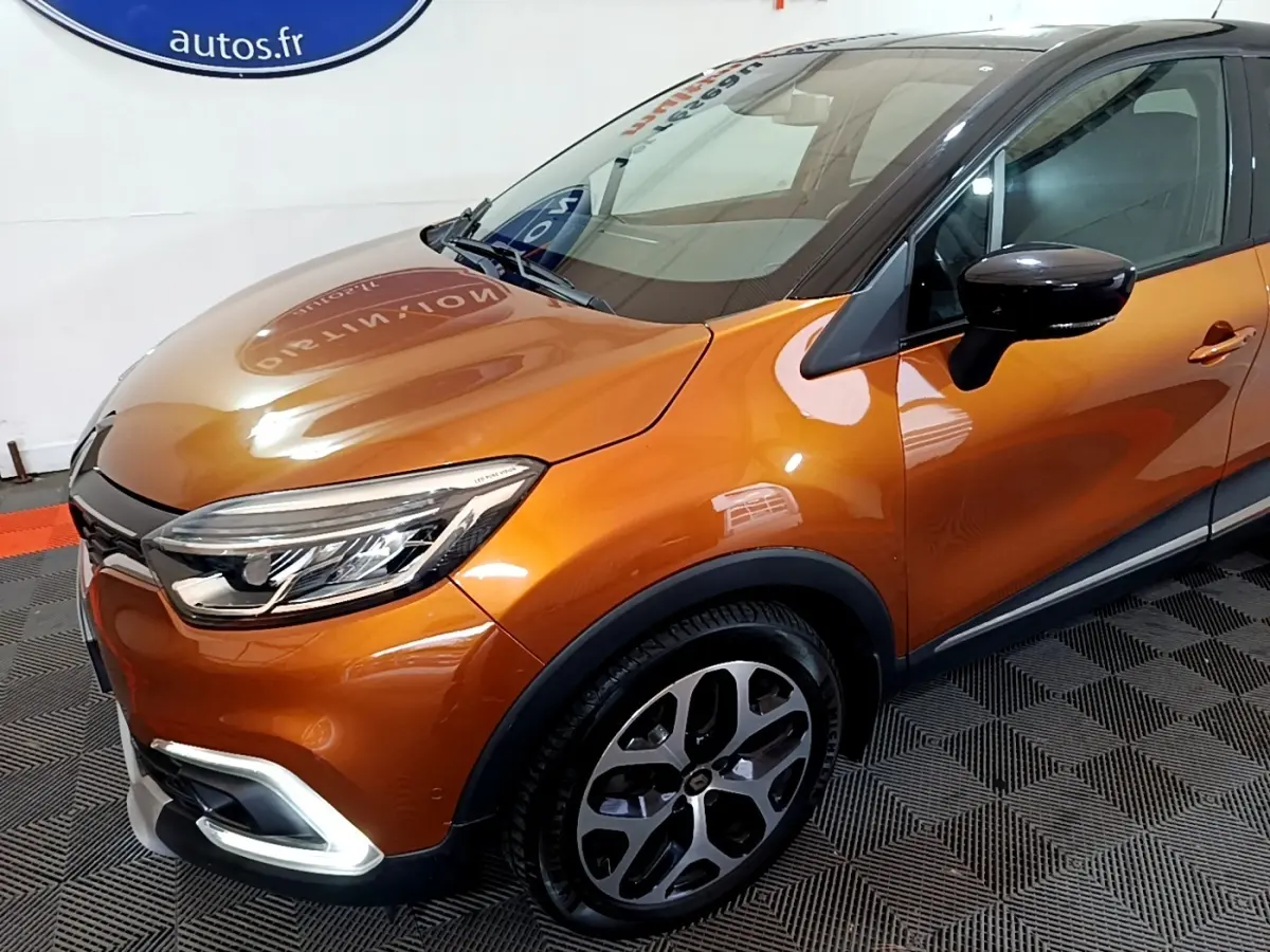 Vue 3/4 avant droit d'un Renault Captur Intens orange avec phares LED et jantes alliage distinctives.