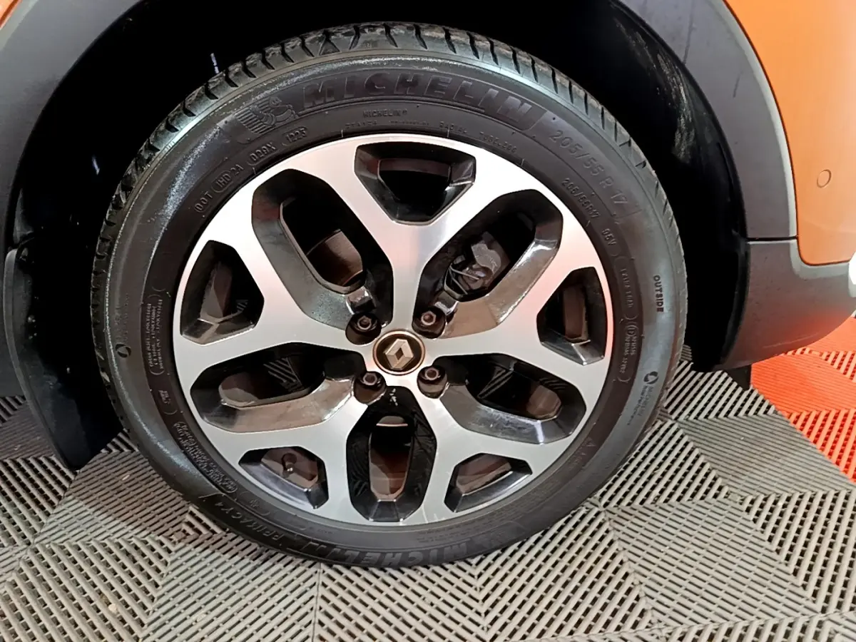 Gros plan sur la roue avant droite du Renault Captur orange 2019 avec jante alliage et pneu Michelin.
