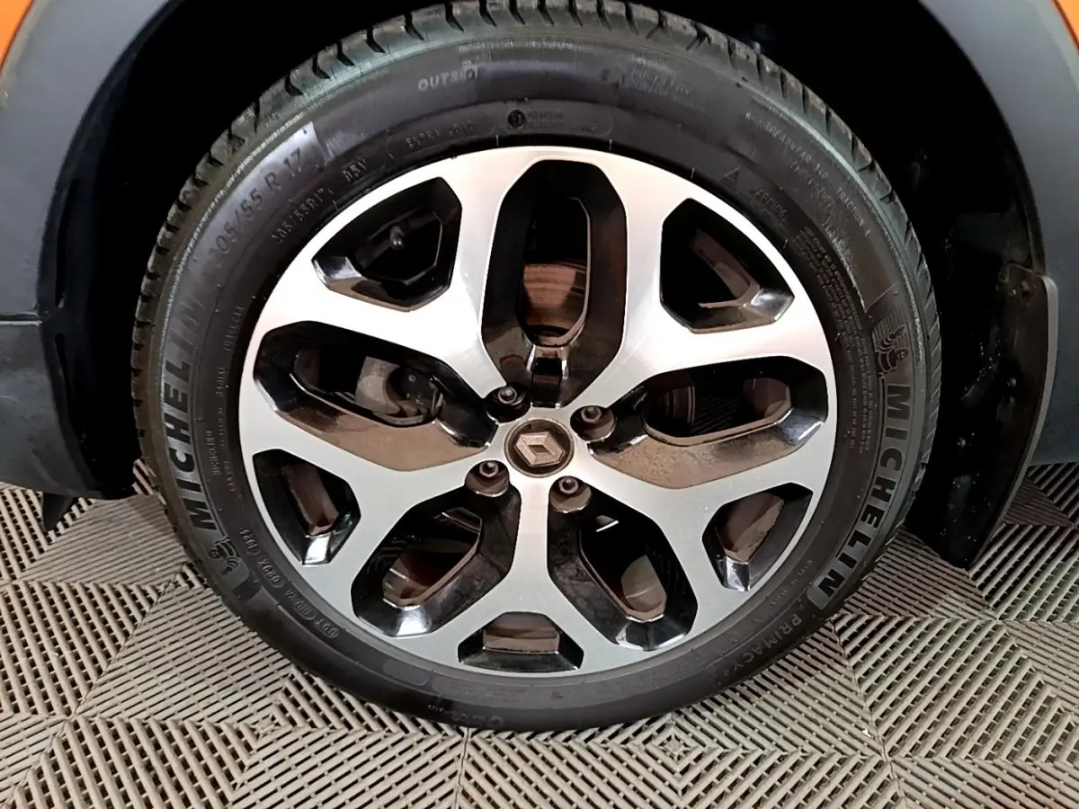 Gros plan sur la roue avant droite du Renault Captur orange 2019 avec jante alliage et pneu Michelin.