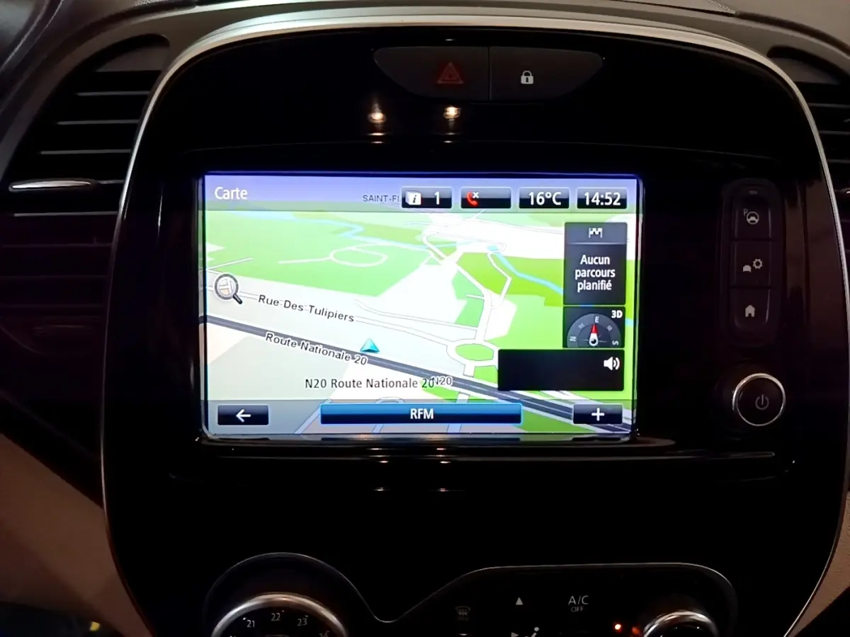 Écran tactile central affichant la navigation 3D dans l'habitacle du Renault Captur Intens orange de 2019.