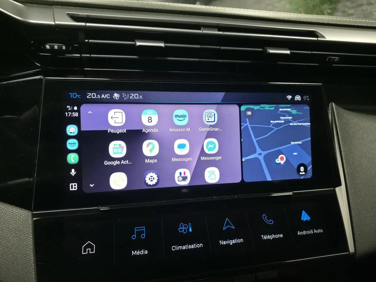 Écran tactile central du Peugeot 408 noir, affichant la navigation et les applications connectées Android Auto.