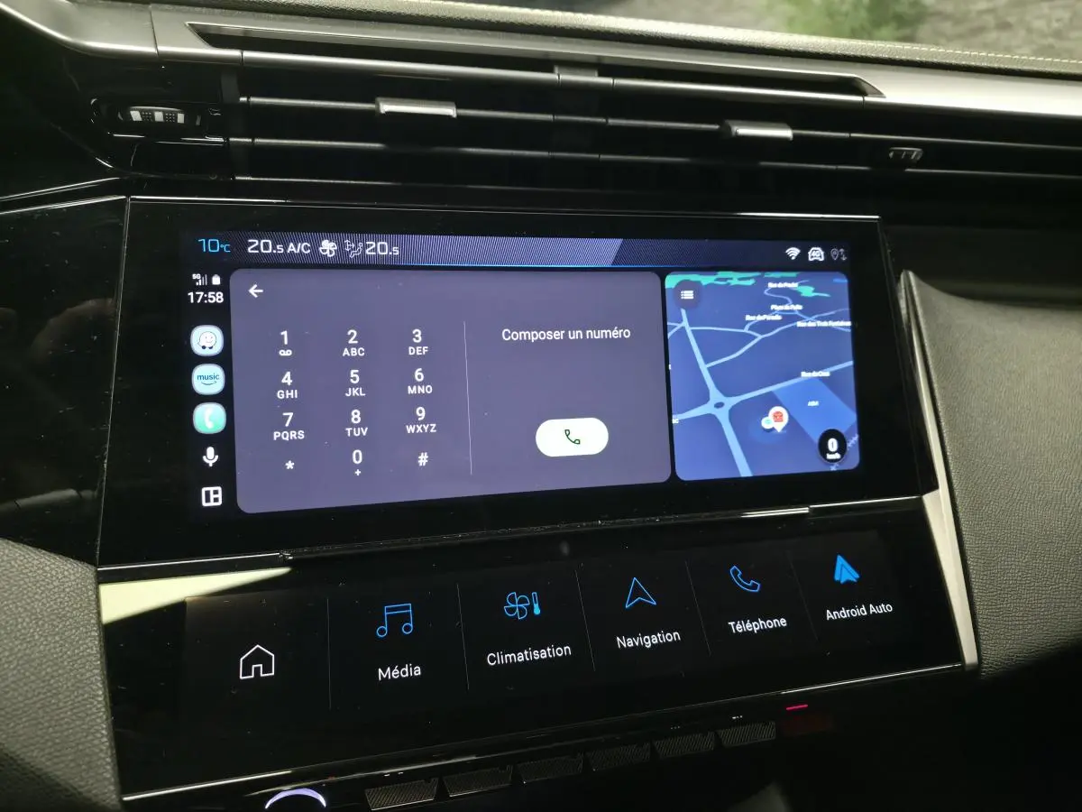 Écran tactile central 10 pouces du Peugeot 408 noir, affichant navigation et interface téléphone en intérieur.