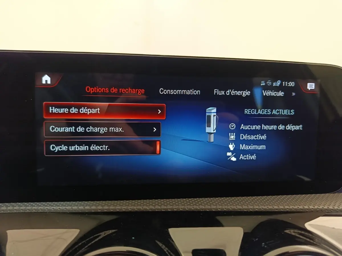 Écran tactile intérieur de la Mercedes Classe A 250 e AMG Line 2021 montrant les options de recharge électrique.