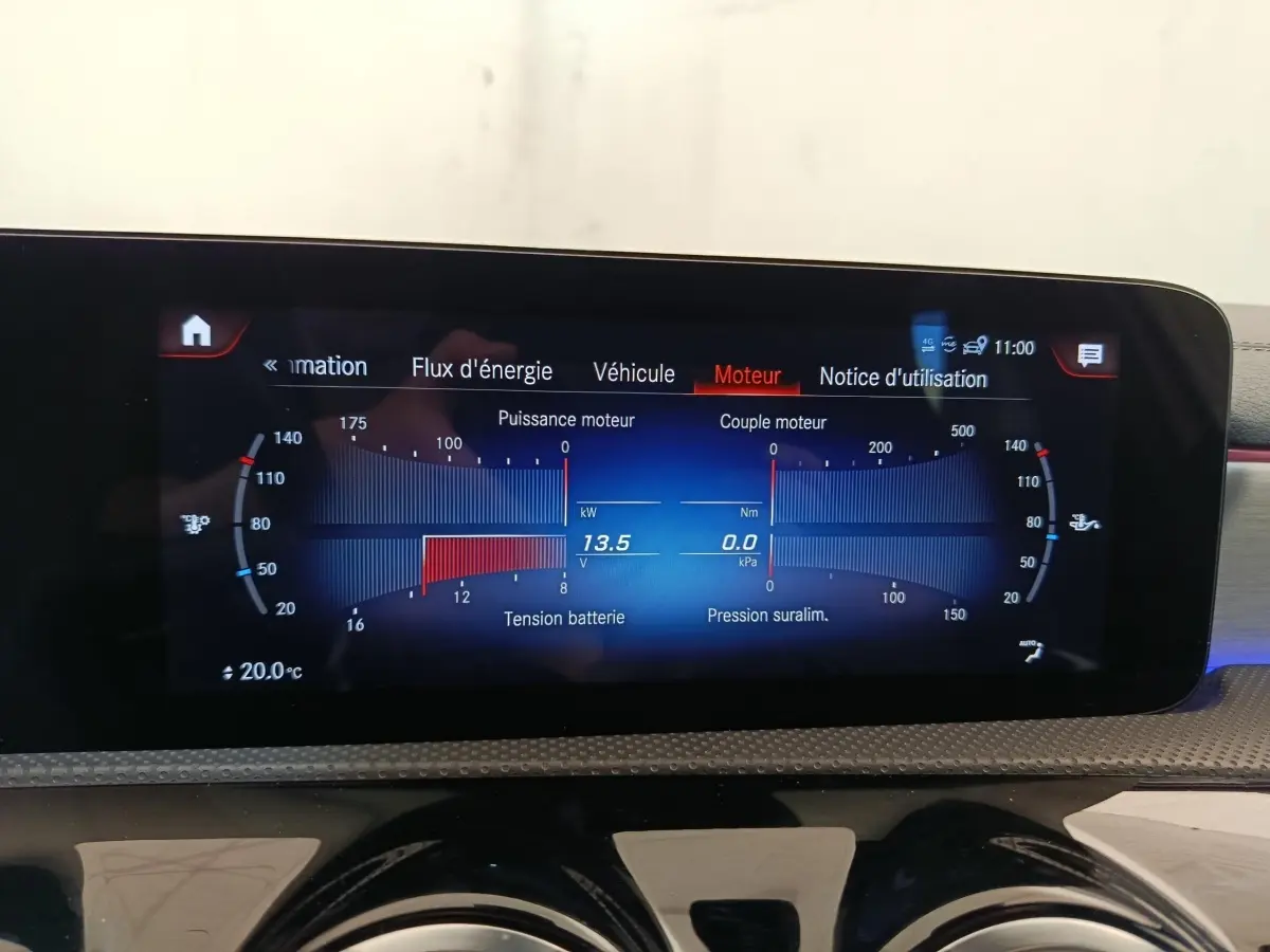 Écran tactile intérieur de la Mercedes Classe A 250 e AMG Line 2021 affichant les données moteur et batterie.