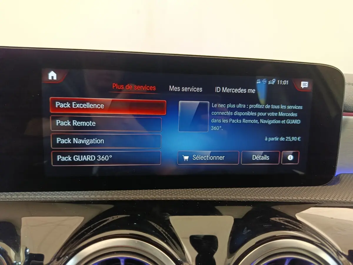 Écran tactile intérieur de la Mercedes Classe A blanche, affichant les options de services connectés Pack Excellence.