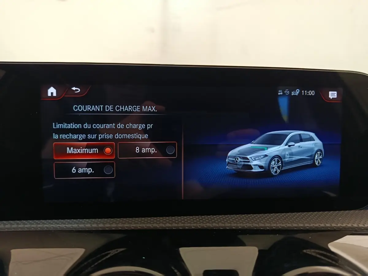 Écran tactile intérieur montrant la configuration de charge avec illustration 3D d'une Mercedes Classe A blanche de profil droit.