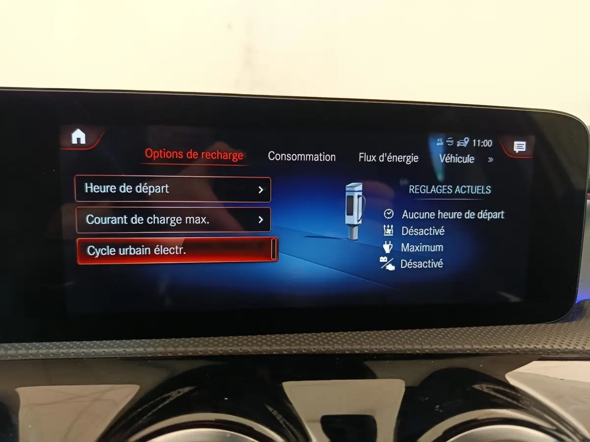 Écran tactile du tableau de bord de la Mercedes Classe A blanche, affichant les options de recharge hybride.