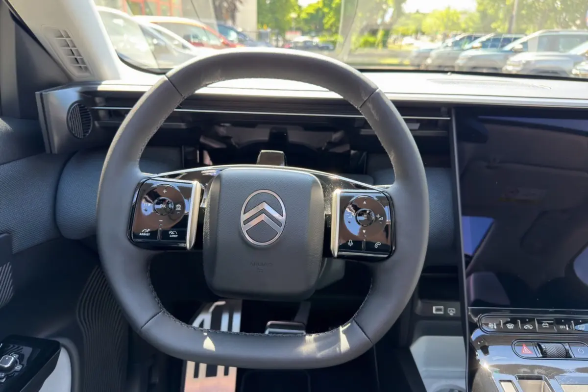 Vue intérieure centrée sur le volant cuir multifonctions du Citroën C5 Aircross New Hybrid 2026, avec tableau de bord moderne.