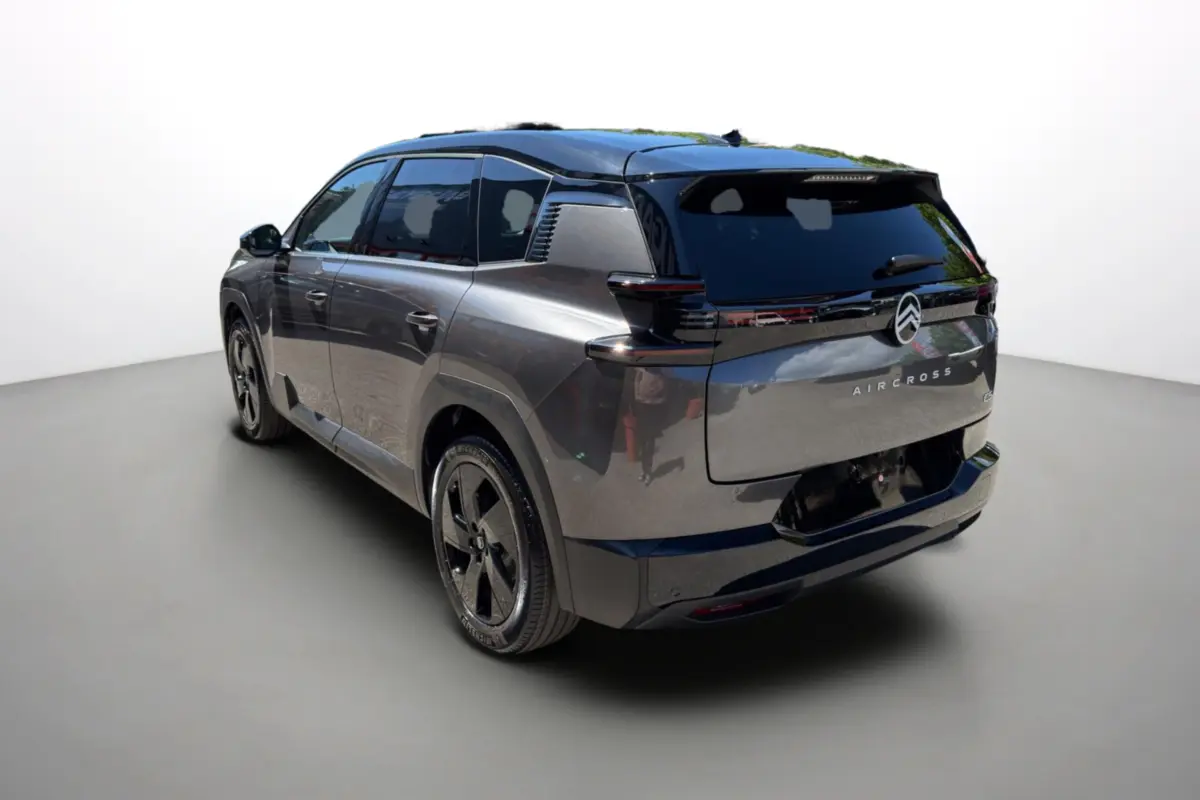 Vue 3/4 arrière droite du Citroën C5 Aircross gris platinium avec toit noir et vitres surteintées.