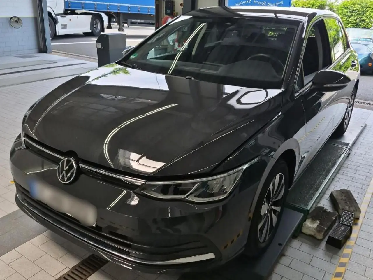 Volkswagen Golf 8 gris Urano vue 3/4 avant droit avec phares LED et jantes alliage Norfolk.