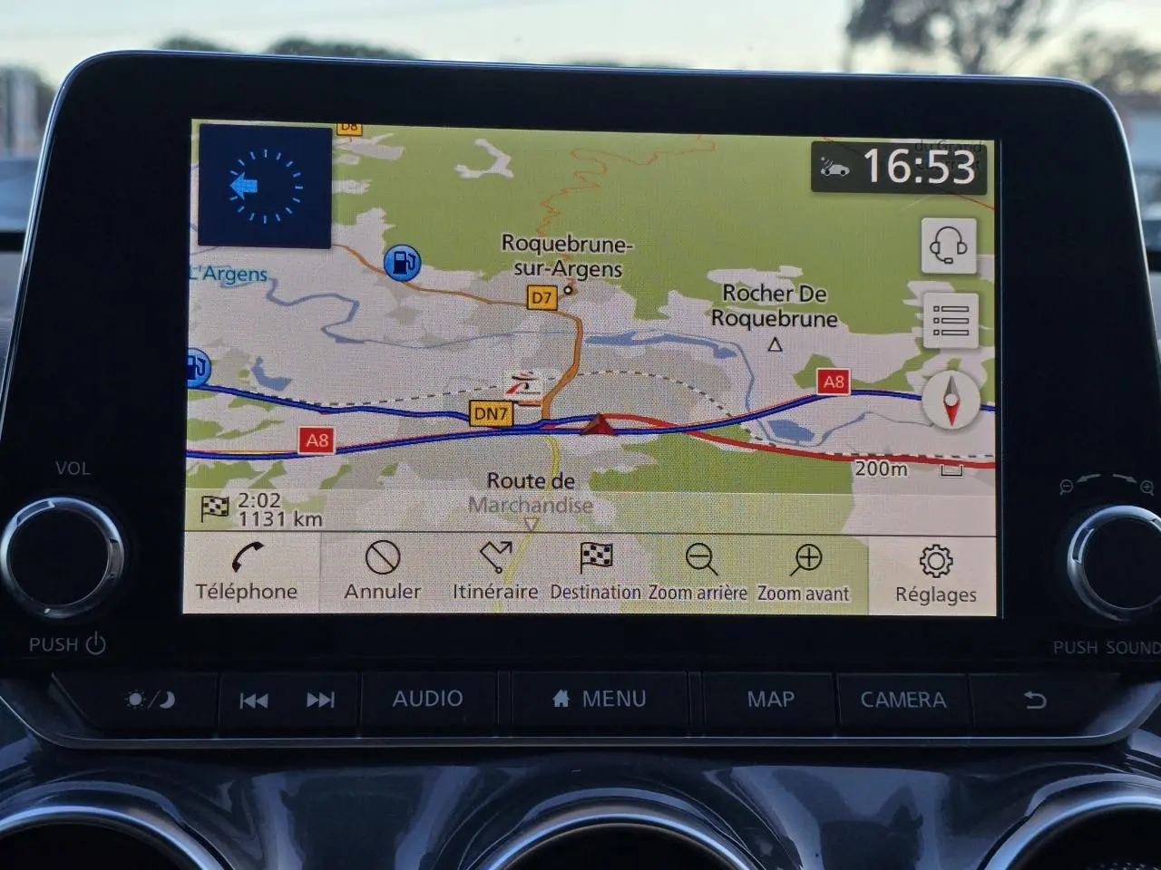 Écran tactile du système de navigation NissanConnect du Nissan Juke II bleu, vue rapprochée du tableau de bord.