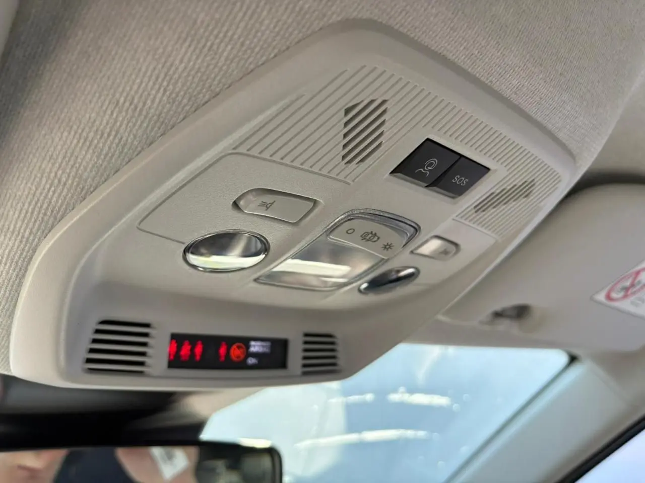 Vue en gros plan du plafonnier beige avec commandes d'éclairage et bouton SOS dans une Citroën C3 2025.