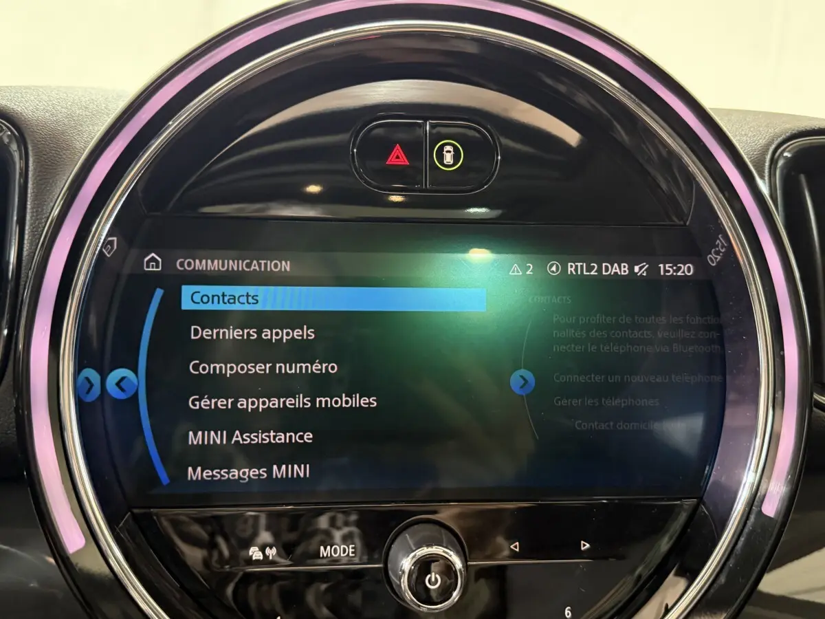 Écran tactile central rond du tableau de bord noir du MINI Countryman Cooper D 2020 affichant le menu communication.