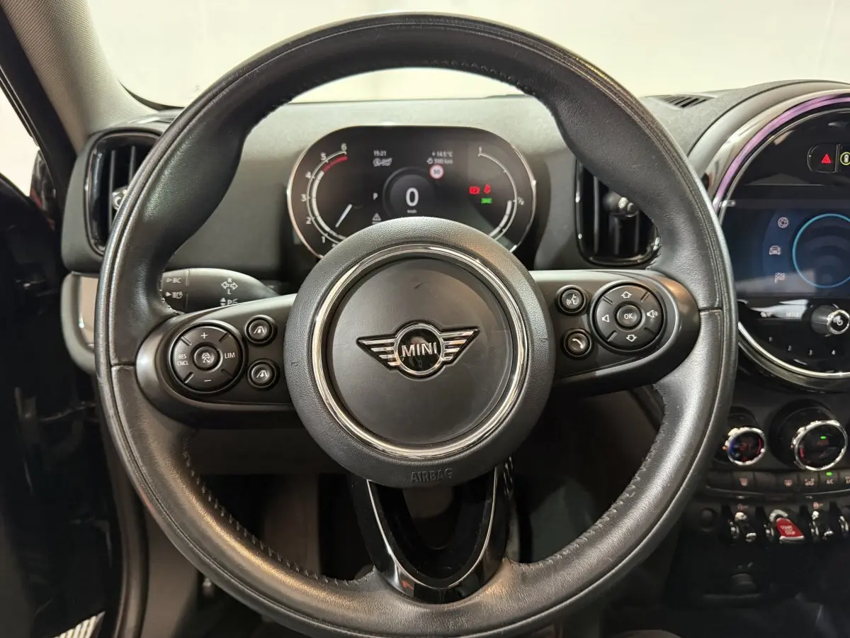 Vue rapprochée du volant cuir noir de la MINI Countryman 2020 avec tableau de bord digital et écran tactile coloré.