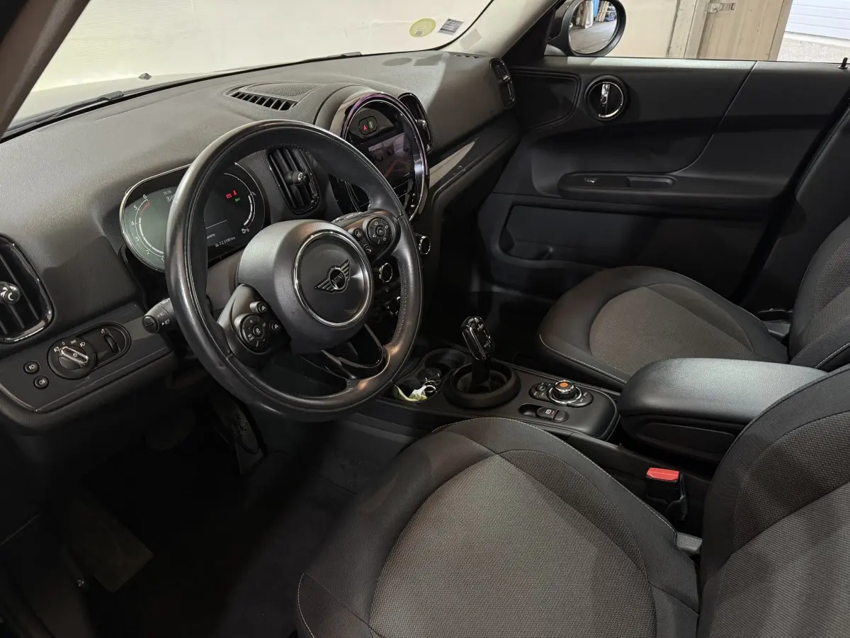 Intérieur noir de la MINI COUNTRYMAN Cooper D 2020 vu côté conducteur, avec volant cuir et console centrale moderne.