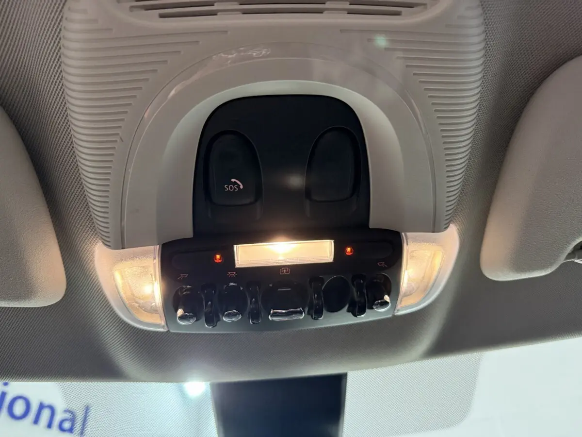 Plafonnier intérieur avec commandes et bouton SOS de la MINI COUNTRYMAN Cooper D Business Design noir 2020.