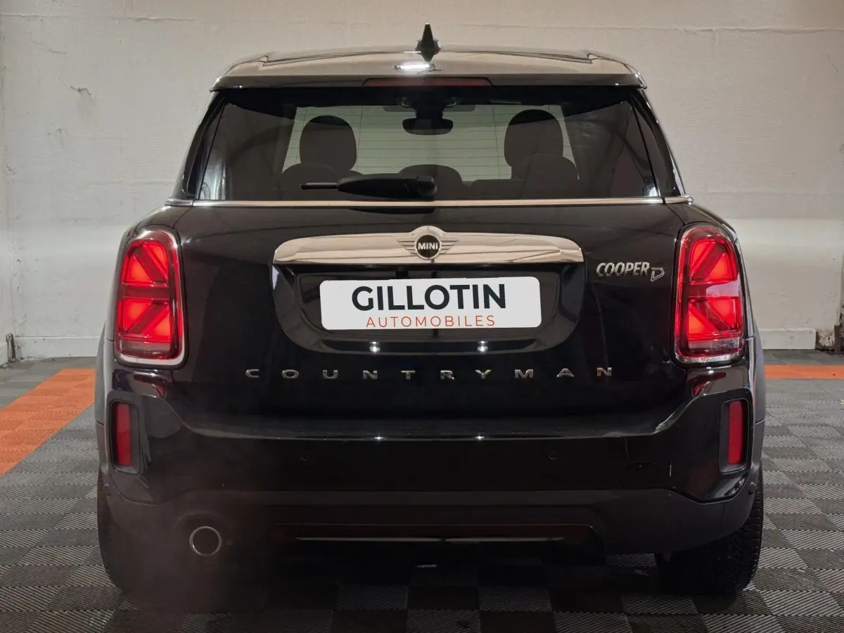 Vue arrière d'une MINI Countryman Cooper D Business Design noire avec feux LED et logo distinctif visible.