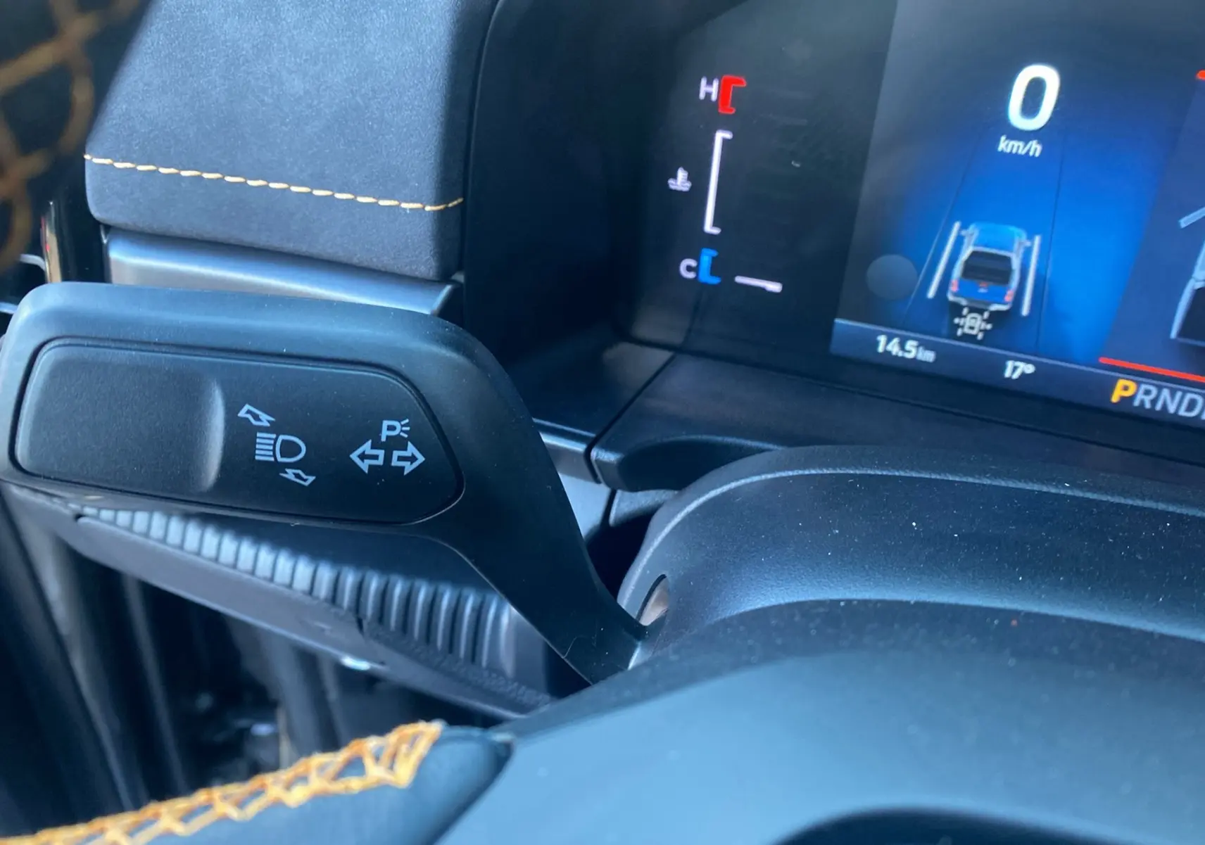 Gros plan sur le commodo gauche du Ford Ranger 2025 gris carbone, avec tableau de bord numérique affichant 0 km/h.