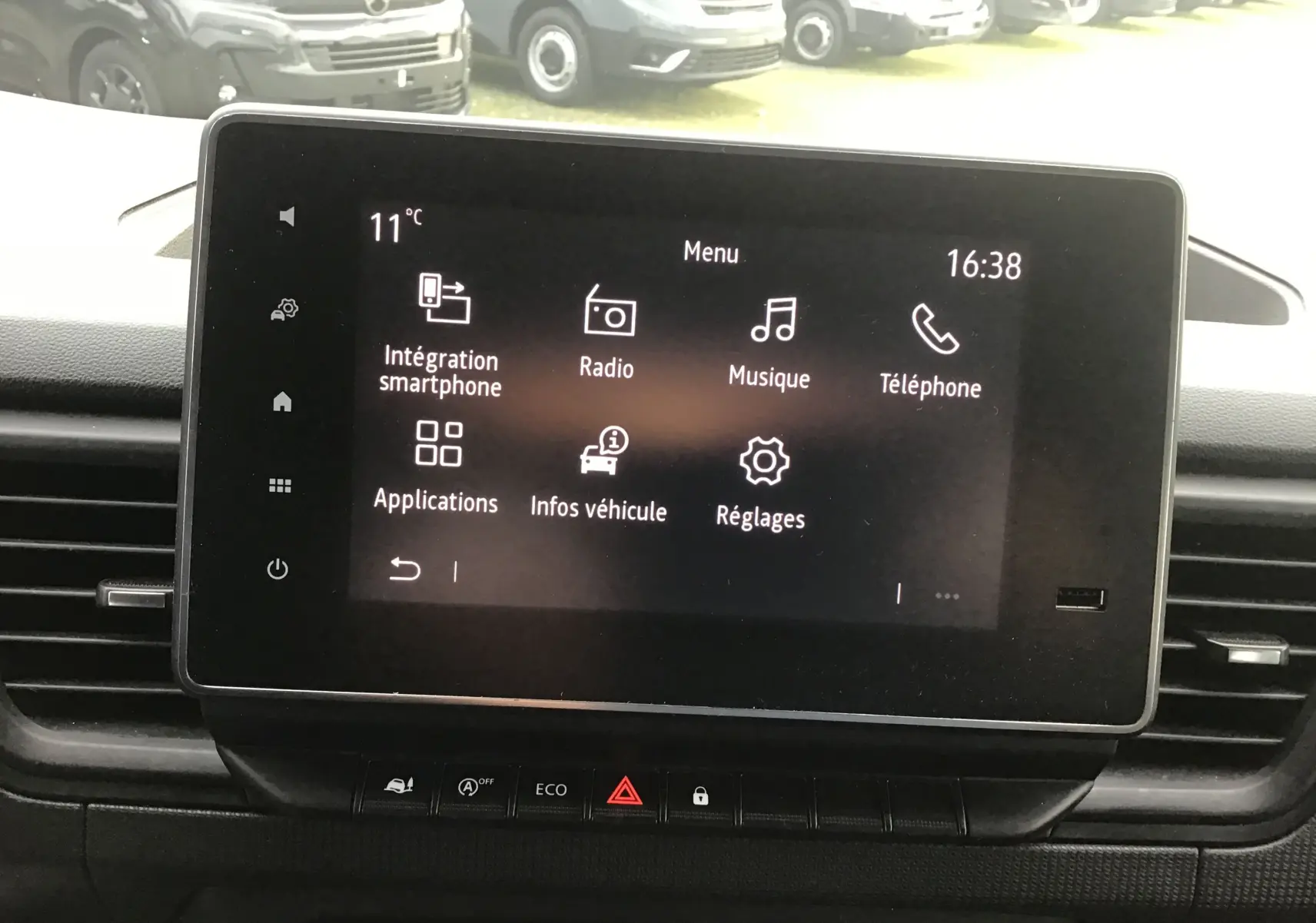 Écran tactile Easy Link 8'' du Renault Trafic Combi L2 gris Highland, affichant le menu multimédia intérieur.