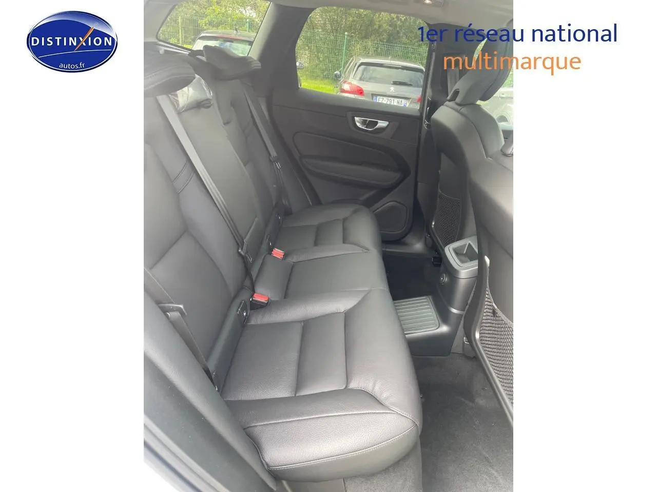 Vue intérieure côté droit sur la banquette arrière en cuir noir du Volvo XC60 gris 2024, avec appuis-tête et ceintures visibles.